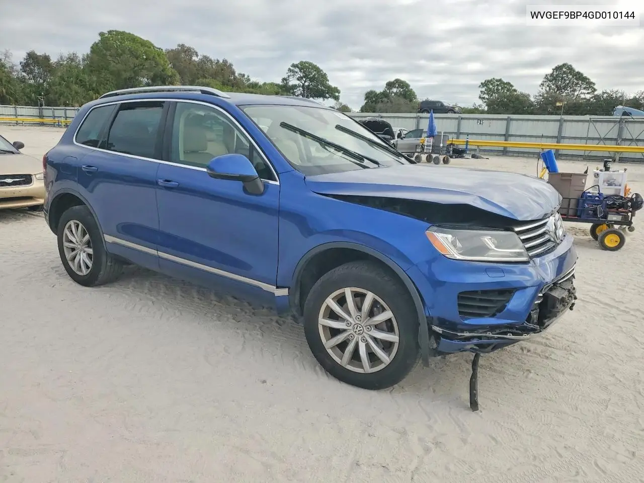 2016 Volkswagen Touareg Sport VIN: WVGEF9BP4GD010144 Lot: 98399455
