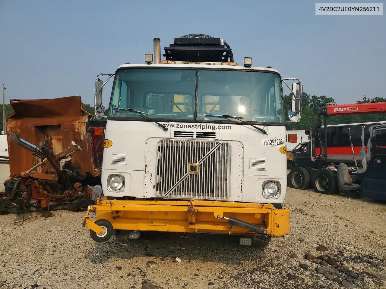2000 Volvo Xpeditor Wx VIN: 4V2DC2UE0YN256211 Lot: 61391206