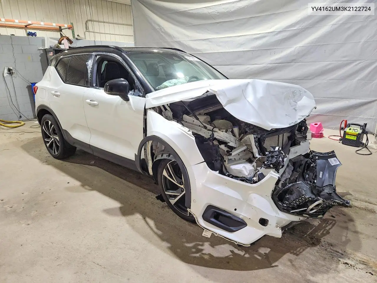 2019 Volvo Xc40 T4 R-Design VIN: YV4162UM3K2122724 Lot: 58109476