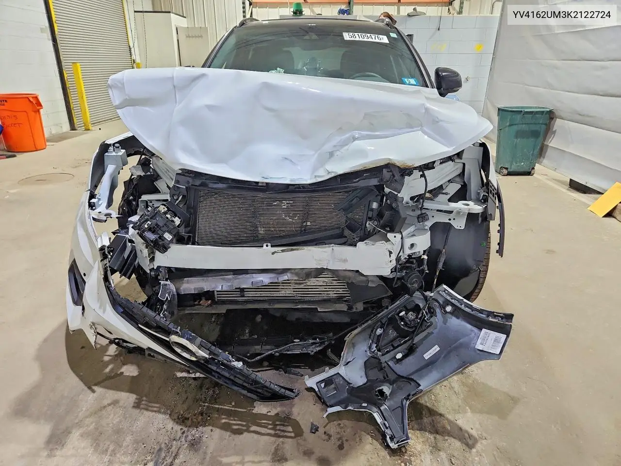 2019 Volvo Xc40 T4 R-Design VIN: YV4162UM3K2122724 Lot: 58109476