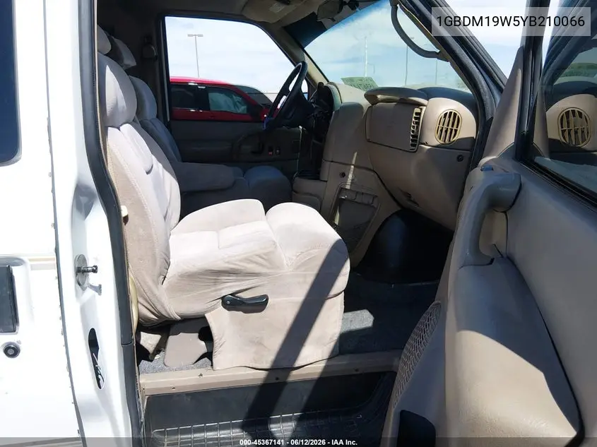 2000 Chevrolet Astro Upfitter Pkg. VIN: 1GBDM19W5YB210066 Lot: 45367141