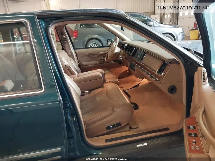 1994 Lincoln Town Car Signature/Tournament VIN: 1LNLM82W2RY710741 Lot: 44945178