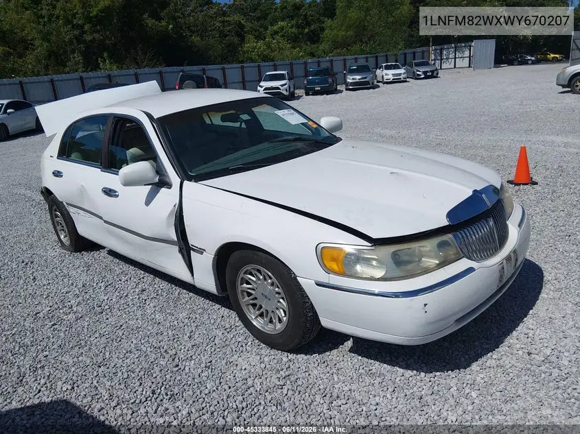 1998 Lincoln Town Car Signature VIN: 1LNFM82WXWY670207 Lot: 45333845