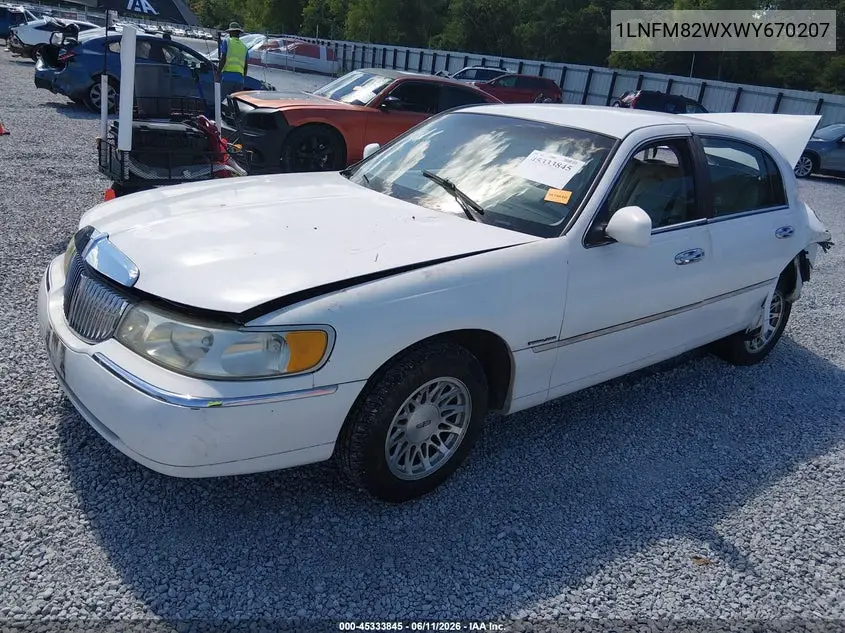 1998 Lincoln Town Car Signature VIN: 1LNFM82WXWY670207 Lot: 45333845