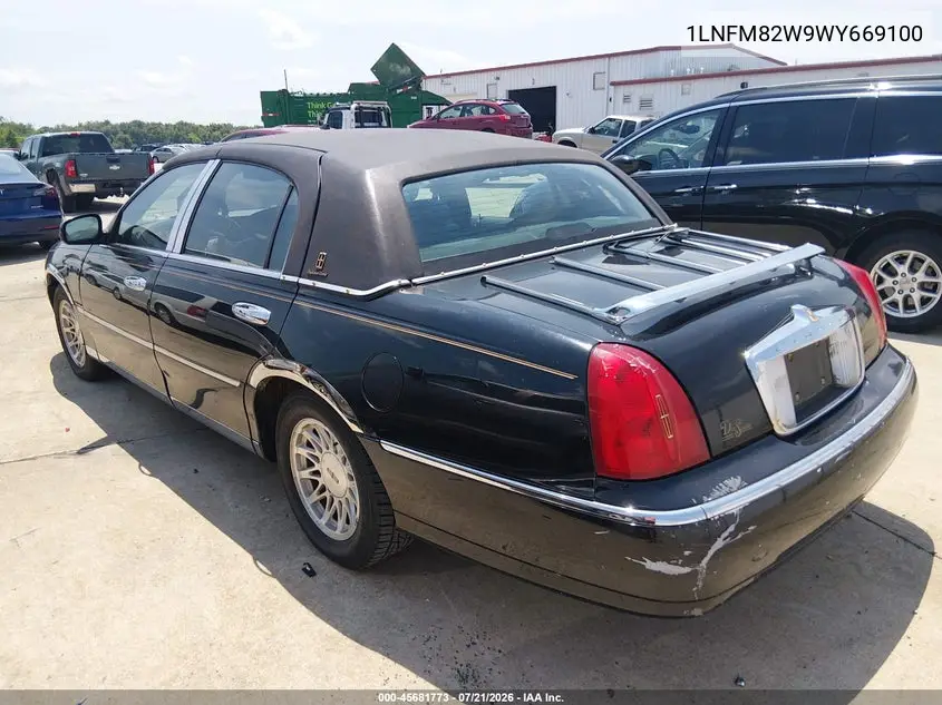 1998 Lincoln Town Car Signature VIN: 1LNFM82W9WY669100 Lot: 45681773