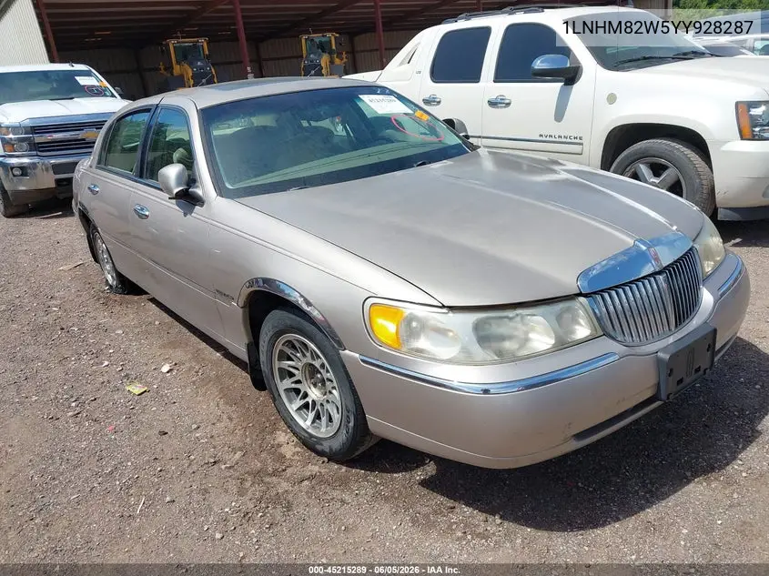 2000 Lincoln Town Car Signature VIN: 1LNHM82W5YY928287 Lot: 45215289