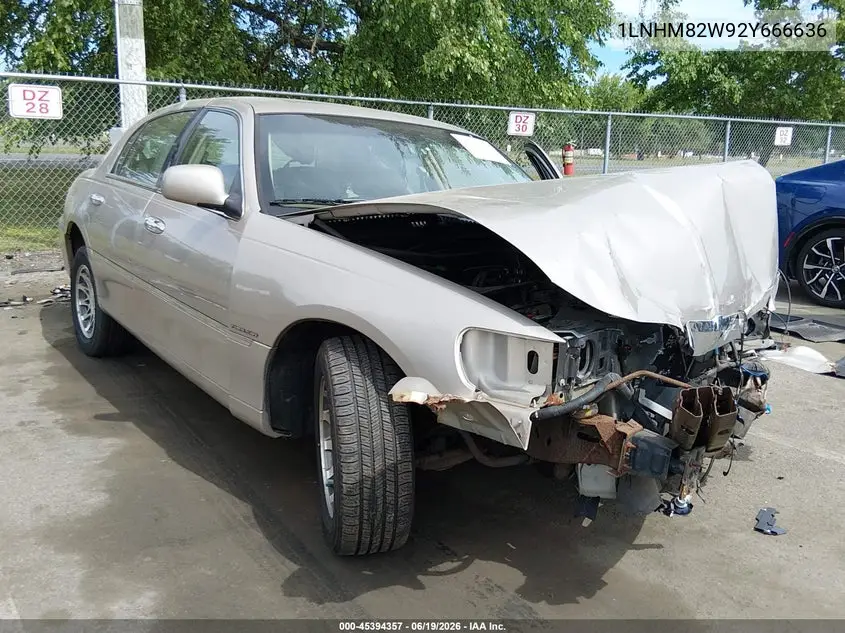 2002 Lincoln Town Car Signature VIN: 1LNHM82W92Y666636 Lot: 45394357