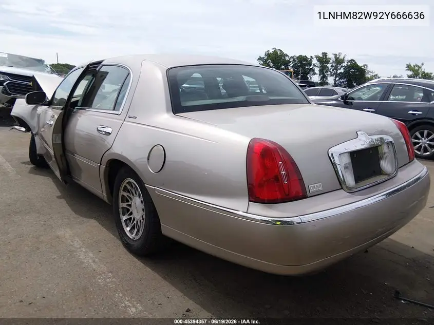 2002 Lincoln Town Car Signature VIN: 1LNHM82W92Y666636 Lot: 45394357