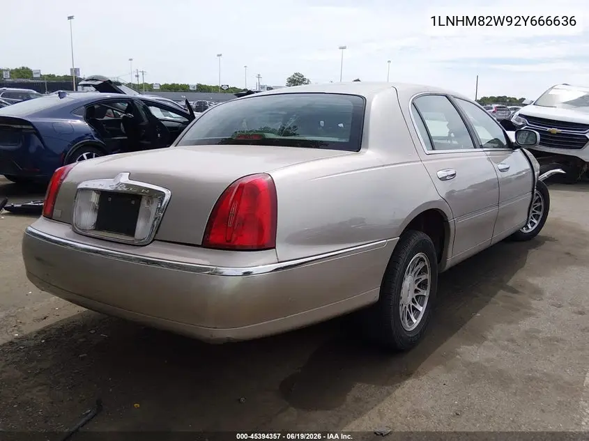 2002 Lincoln Town Car Signature VIN: 1LNHM82W92Y666636 Lot: 45394357