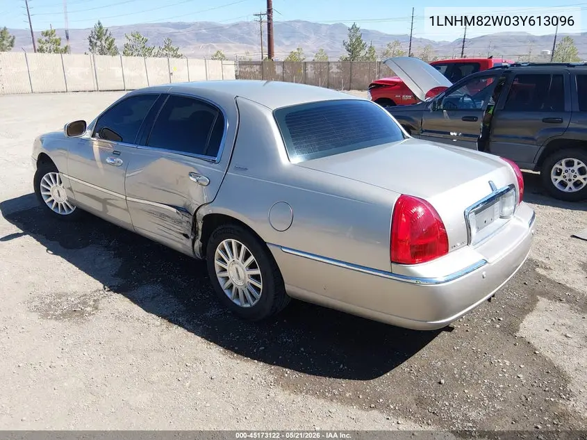 2003 Lincoln Town Car Signature VIN: 1LNHM82W03Y613096 Lot: 45173122