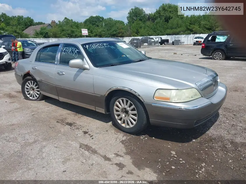 2003 Lincoln Town Car Signature VIN: 1LNHM82W23Y642745 Lot: 45418395