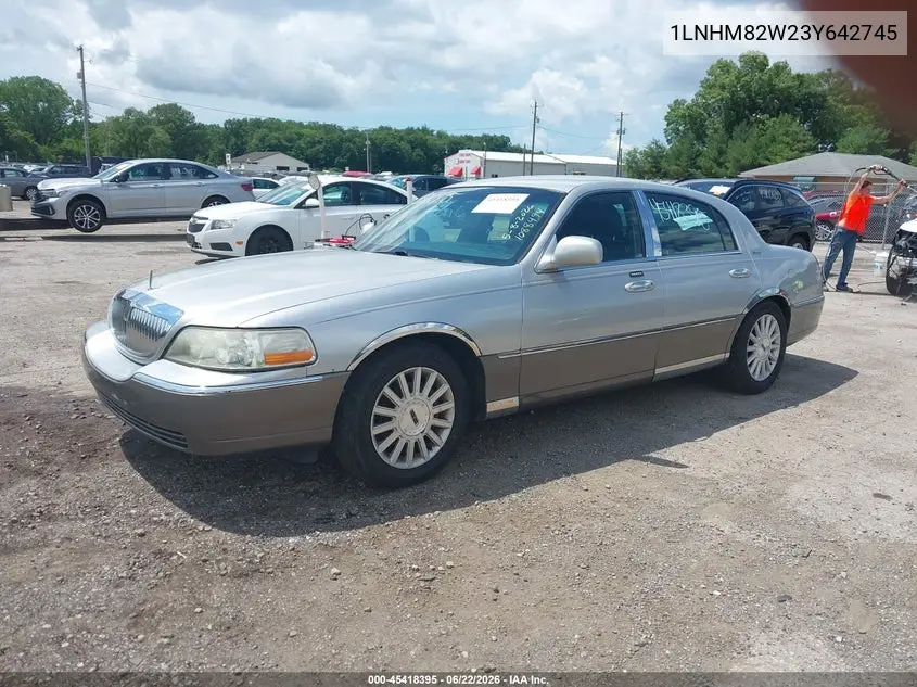 2003 Lincoln Town Car Signature VIN: 1LNHM82W23Y642745 Lot: 45418395