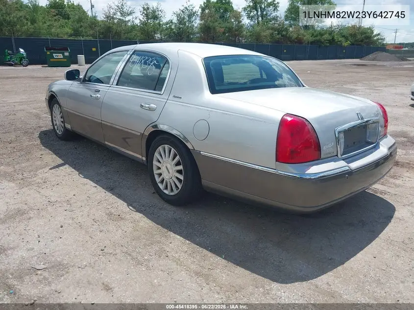 2003 Lincoln Town Car Signature VIN: 1LNHM82W23Y642745 Lot: 45418395