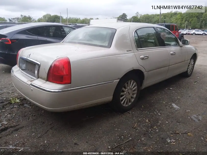 2004 Lincoln Town Car Signature VIN: 1LNHM81W84Y687742 Lot: 45238438