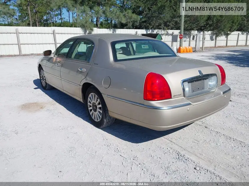 2004 Lincoln Town Car Signature VIN: 1LNHM81W54Y686709 Lot: 45342219