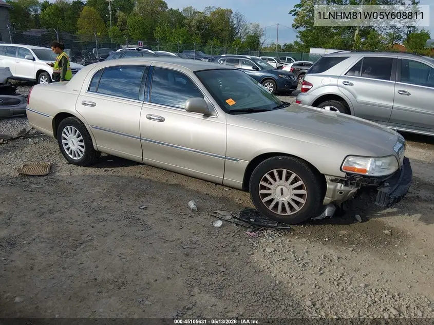 2005 Lincoln Town Car Signature VIN: 1LNHM81W05Y608811 Lot: 45105631