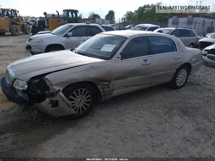 2005 Lincoln Town Car Signature VIN: 1LNHM81W05Y608811 Lot: 45105631
