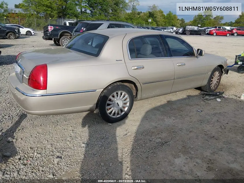 2005 Lincoln Town Car Signature VIN: 1LNHM81W05Y608811 Lot: 45105631