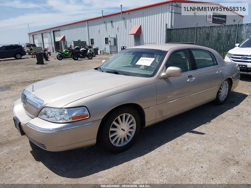 2005 Lincoln Town Car Signature VIN: 1LNHM81W95Y658316 Lot: 45225922