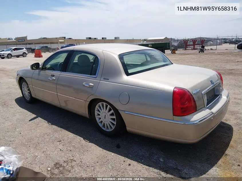 2005 Lincoln Town Car Signature VIN: 1LNHM81W95Y658316 Lot: 45225922
