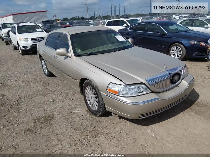 2005 Lincoln Town Car Signature VIN: 1LNHM81WX5Y658292 Lot: 45392964
