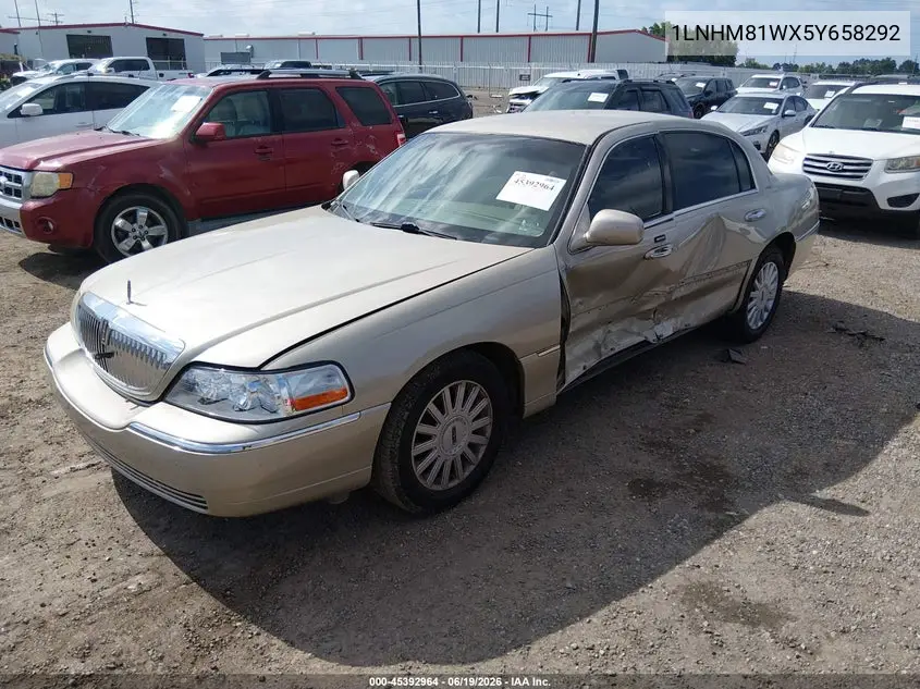 2005 Lincoln Town Car Signature VIN: 1LNHM81WX5Y658292 Lot: 45392964