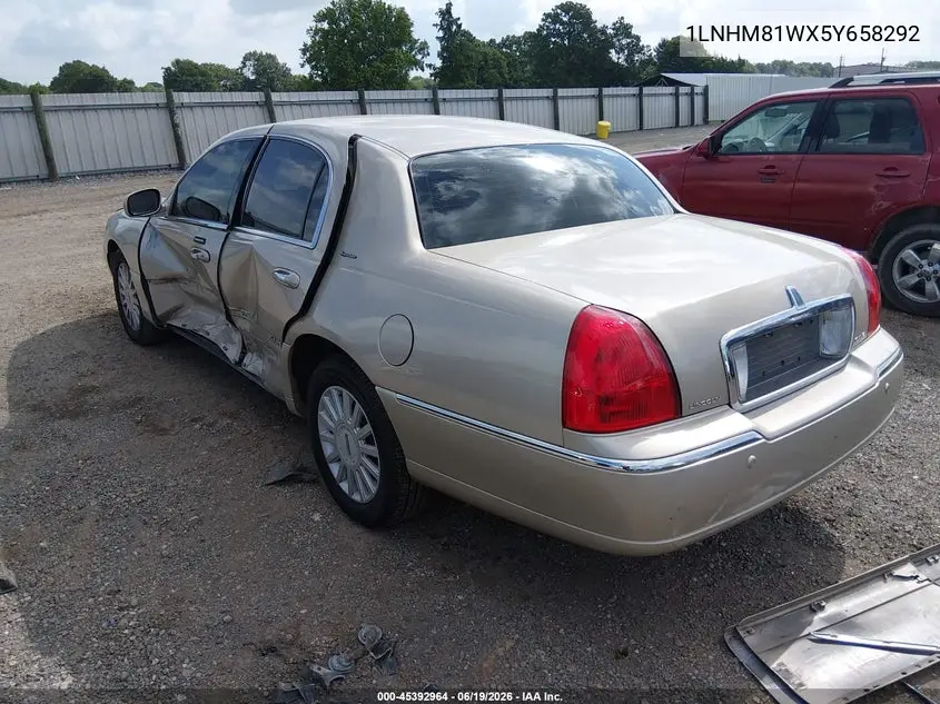 2005 Lincoln Town Car Signature VIN: 1LNHM81WX5Y658292 Lot: 45392964