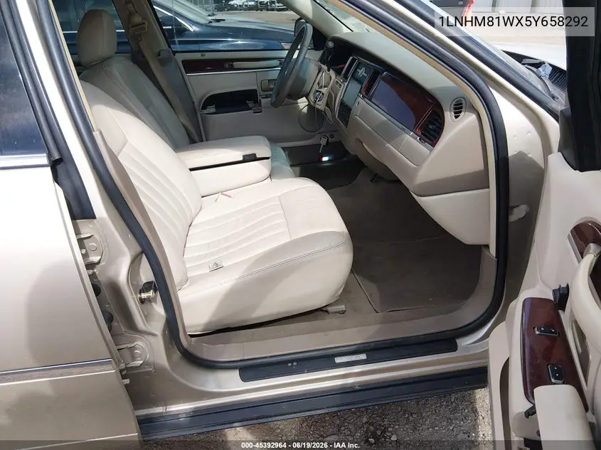 2005 Lincoln Town Car Signature VIN: 1LNHM81WX5Y658292 Lot: 45392964
