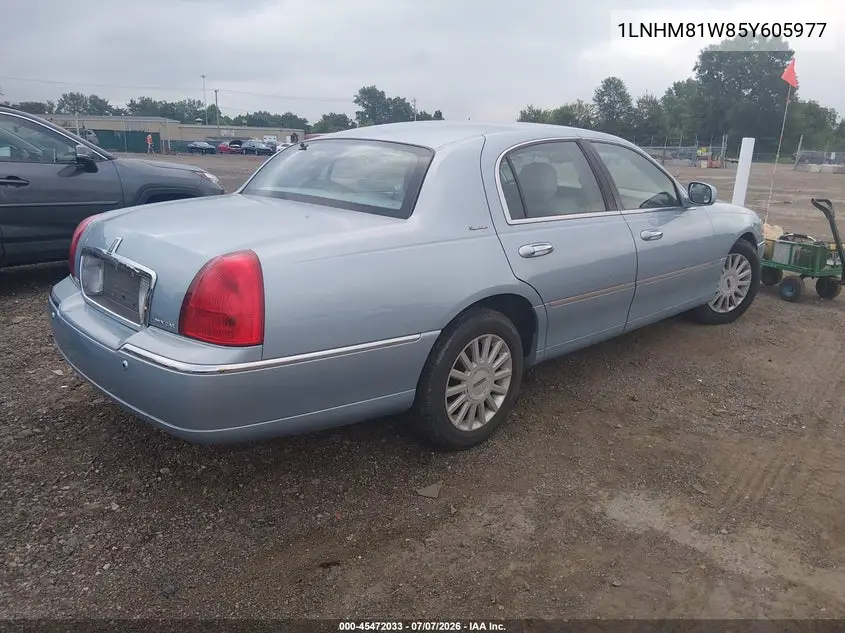 2005 Lincoln Town Car Signature VIN: 1LNHM81W85Y605977 Lot: 45472033