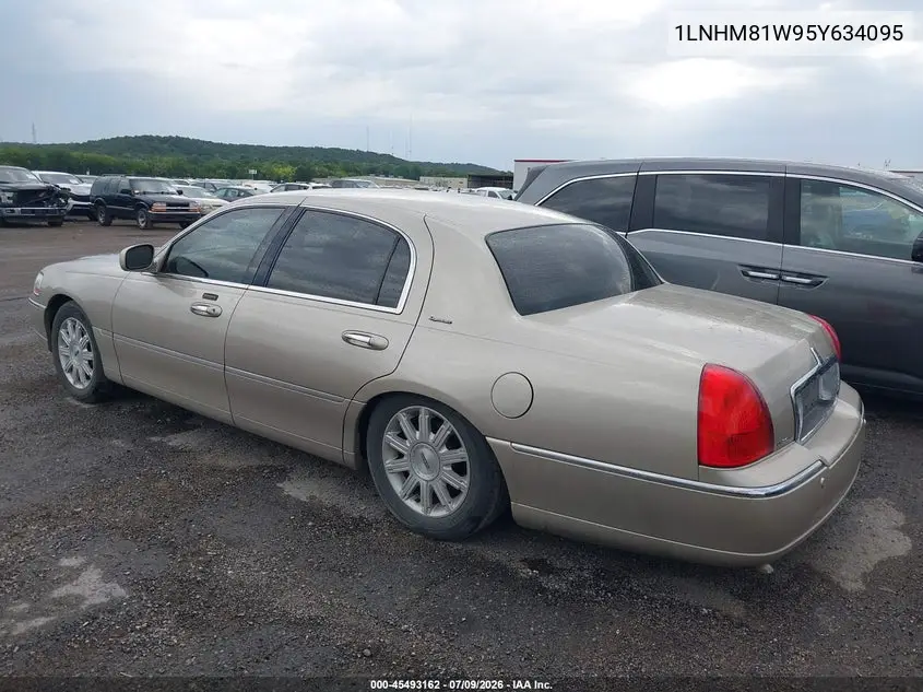 2005 Lincoln Town Car Signature VIN: 1LNHM81W95Y634095 Lot: 45493162