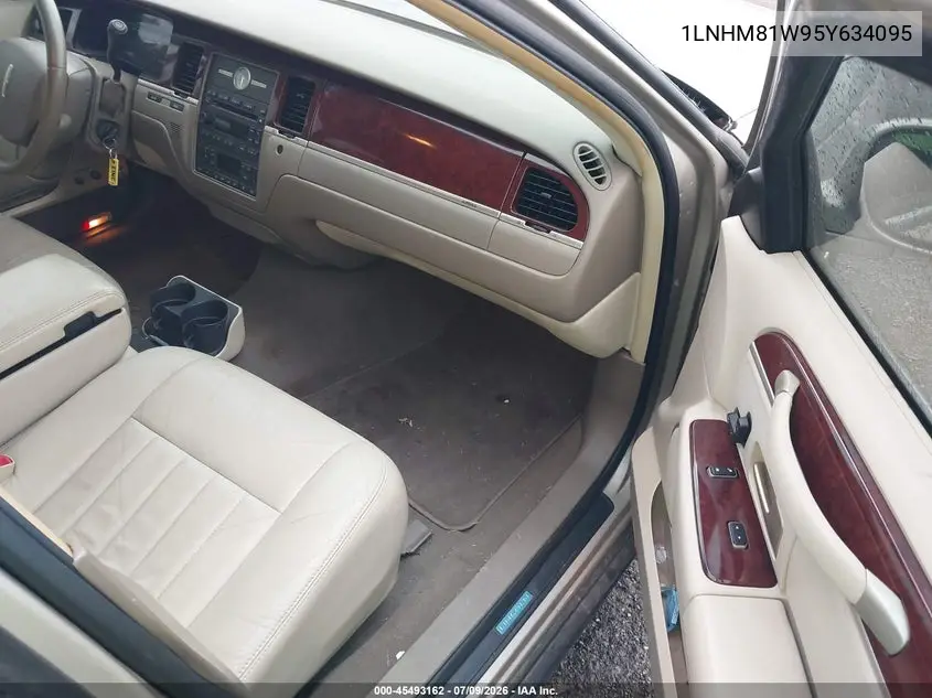 2005 Lincoln Town Car Signature VIN: 1LNHM81W95Y634095 Lot: 45493162