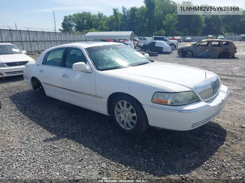2006 Lincoln Town Car Signature Limited VIN: 1LNHM82V56Y625966 Lot: 45252496