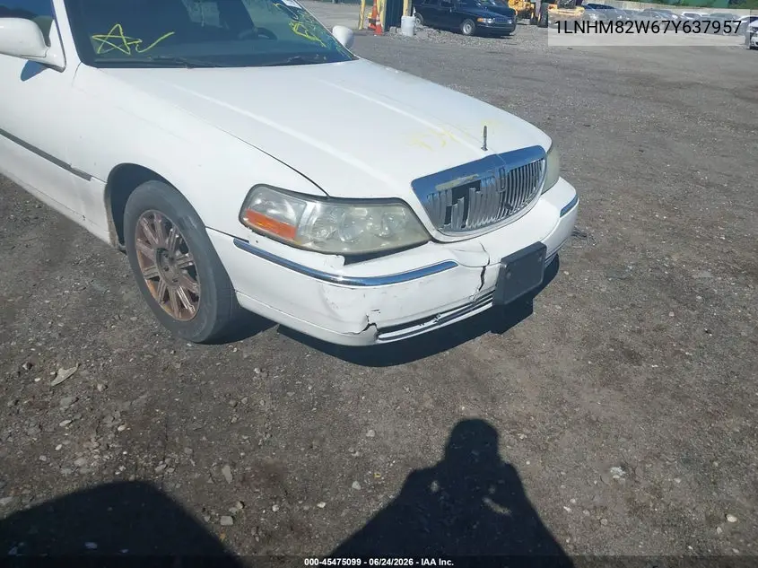 2007 Lincoln Town Car Signature Limited VIN: 1LNHM82W67Y637957 Lot: 45475099