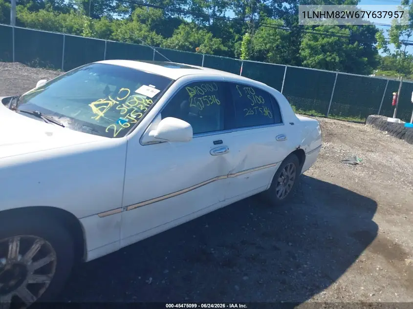 2007 Lincoln Town Car Signature Limited VIN: 1LNHM82W67Y637957 Lot: 45475099
