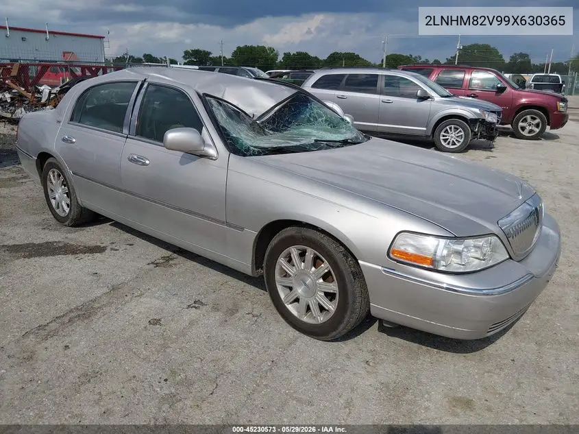 2009 Lincoln Town Car Signature Limited VIN: 2LNHM82V99X630365 Lot: 45230573