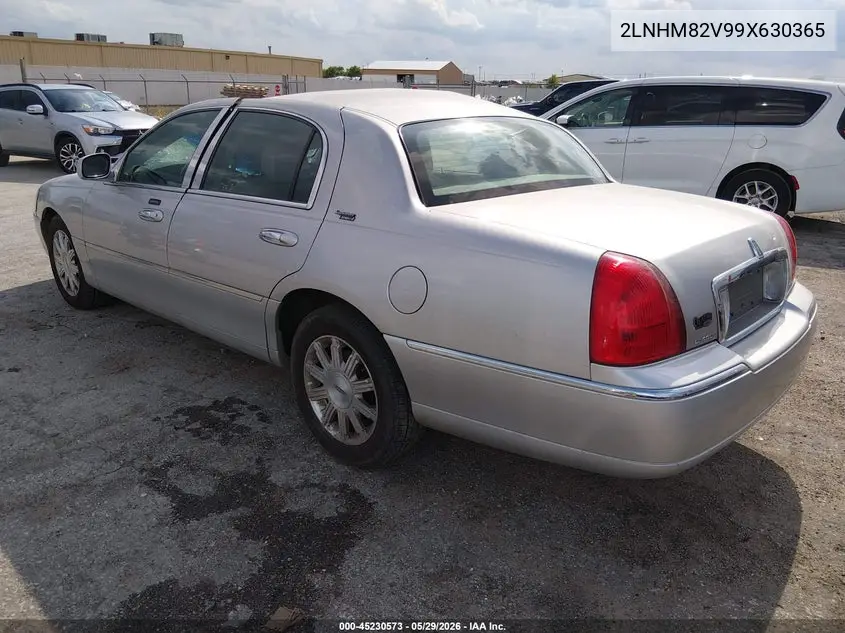 2009 Lincoln Town Car Signature Limited VIN: 2LNHM82V99X630365 Lot: 45230573