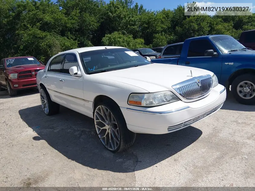 2009 Lincoln Town Car Signature Limited VIN: 2LNHM82V19X630327 Lot: 45258135