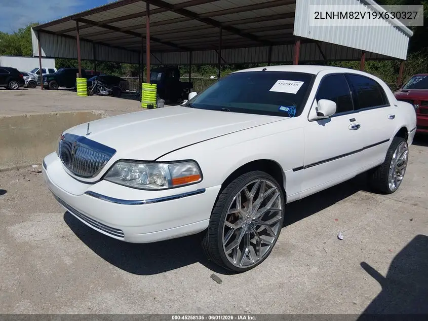 2009 Lincoln Town Car Signature Limited VIN: 2LNHM82V19X630327 Lot: 45258135