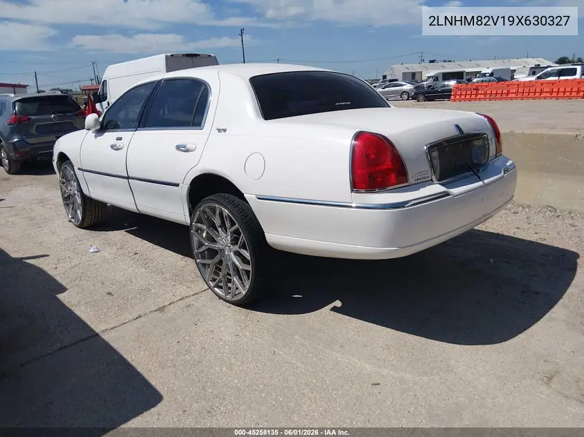 2009 Lincoln Town Car Signature Limited VIN: 2LNHM82V19X630327 Lot: 45258135