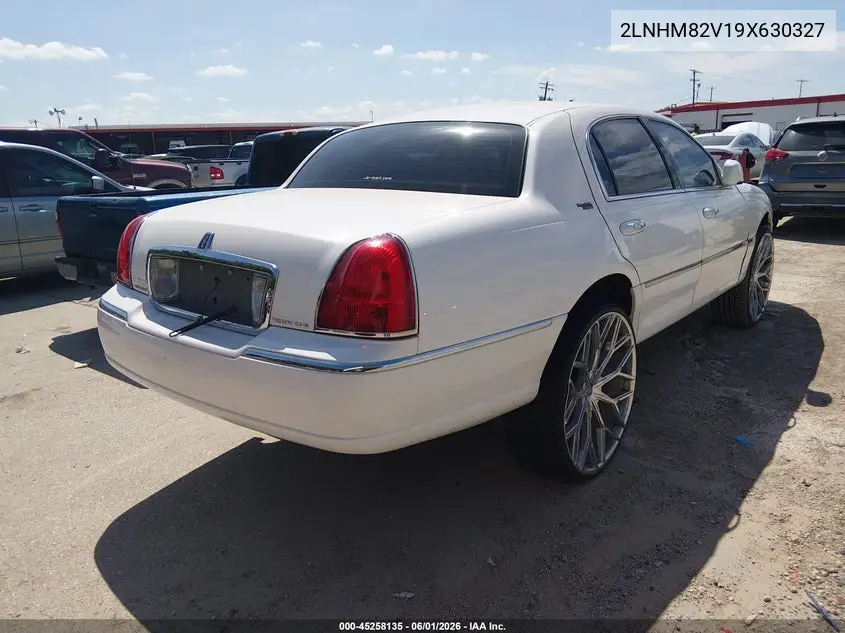 2009 Lincoln Town Car Signature Limited VIN: 2LNHM82V19X630327 Lot: 45258135