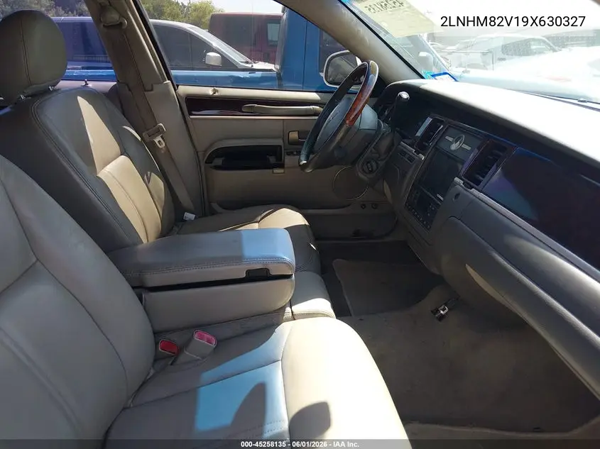 2009 Lincoln Town Car Signature Limited VIN: 2LNHM82V19X630327 Lot: 45258135