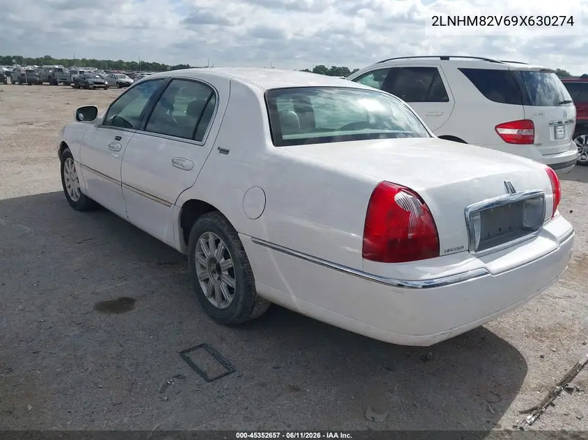 2009 Lincoln Town Car Signature Limited VIN: 2LNHM82V69X630274 Lot: 45352657