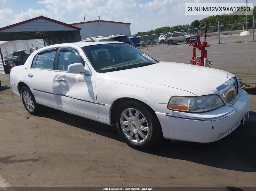 2009 Lincoln Town Car Signature Limited VIN: 2LNHM82VX9X612523 Lot: 45365930