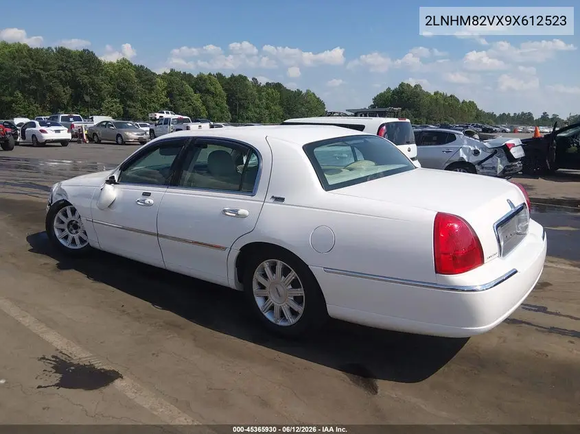 2009 Lincoln Town Car Signature Limited VIN: 2LNHM82VX9X612523 Lot: 45365930