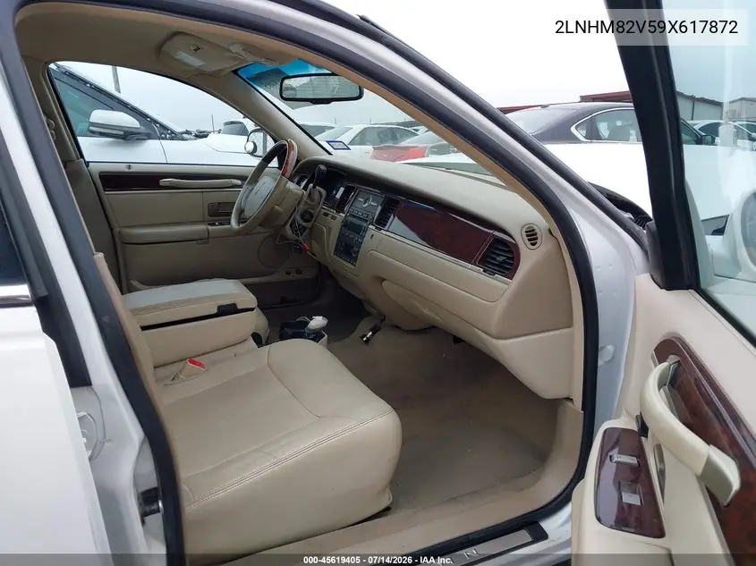 2009 Lincoln Town Car Signature Limited VIN: 2LNHM82V59X617872 Lot: 45619405