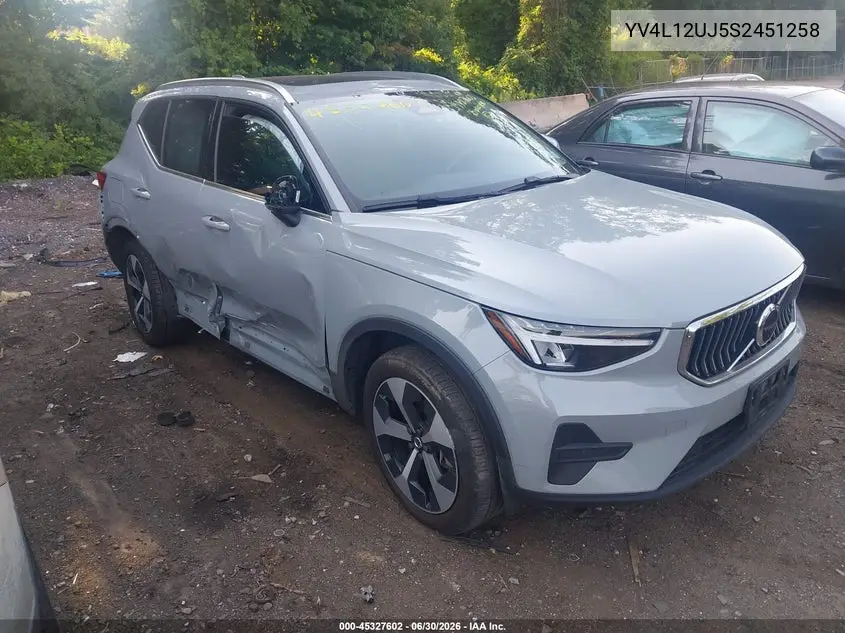 2025 Volvo Xc40 B5 Core Bright Theme VIN: YV4L12UJ5S2451258 Lot: 45327602