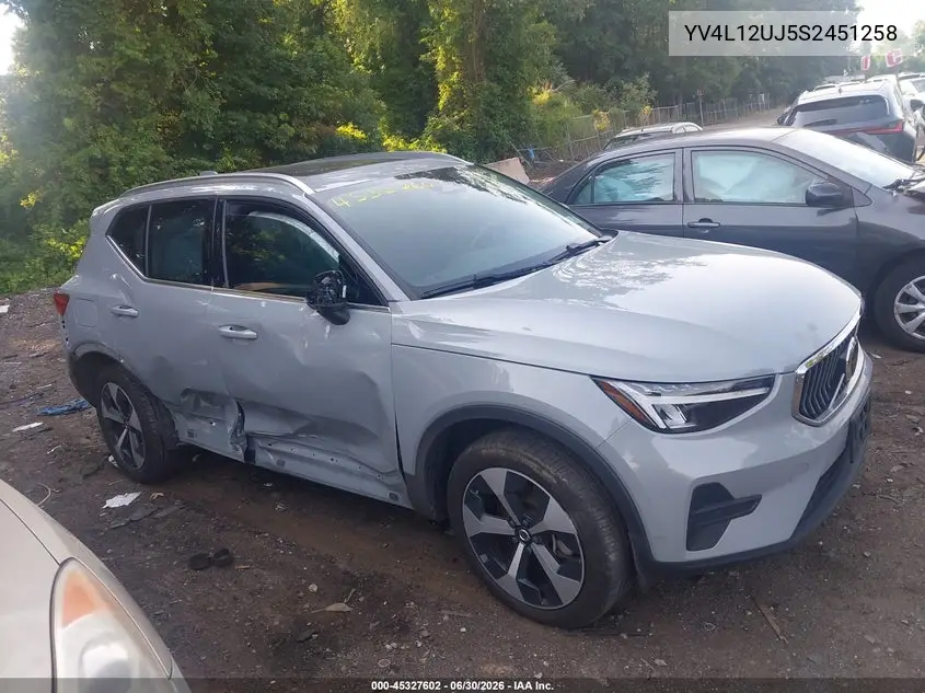 2025 Volvo Xc40 B5 Core Bright Theme VIN: YV4L12UJ5S2451258 Lot: 45327602