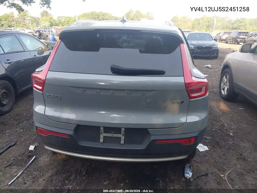 2025 Volvo Xc40 B5 Core Bright Theme VIN: YV4L12UJ5S2451258 Lot: 45327602